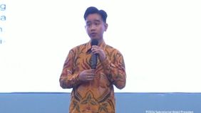 Berdar kembali video Gibran, yang masih menjabat sebagai Wali Kota Solo, sedang memborong pedagang es teh.
