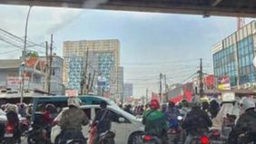 Nampak motor berada di pinggir jalan Kalimalang, Bekasi.
