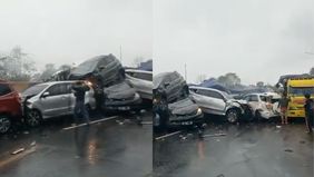 Video beredar di media sosial menunjukkan truk menyebabkan kecelakaan beruntun di Tol Cipularang arah Jakarta.