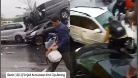 Mobil bertumpuk saat terjadi kecelakaan.