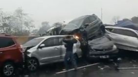 Pengguna jalan dari Bandung arah Jakarta yang akan melintas, dialihkan keluar melalui GT Cikamuning KM 116 dan masuk kembali melalui GT Jatiluhur KM 84, dampak penanganan kecelakaan di Plered KM 92+000 arah Jakarta.