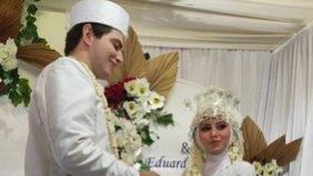 Kisah cinta yang tak biasa baru-baru ini mencuri perhatian publik. Dina Dewi Shinta, seorang gadis asal Palembang, menikah dengan Eduard Popov yang merupakan seorang pria asal Rusia, dalam sebuah pernikahan yang penuh cerita menarik.