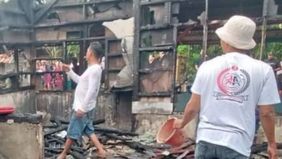 Sebuah kejadian mengerikan terjadi di RT 05/03, Desa Sukamukti, Kecamatan Bojongmangu, Kabupaten Bekasi. Sebuah rumah milik Bapak Kata terbakar habis setelah tersambar petir.