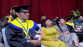Andre Taulany diduga parodikan momen Raffi Ahmad saat mendapatkan gelar doktor, hingga memancing emosi Sensen.