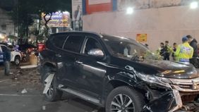 Nampak bagian depan mobil Pajero tersebut ringsek.