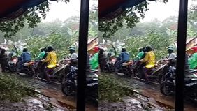 Kemacetan mengular di sawangan Depok.