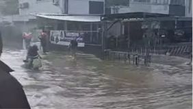 Perumahan Taman Mangu di Pondok Aren, Tangerang Selatan, dilanda banjir setelah hujan deras mengguyur kawasan tersebut. Hingga pagi ini, kondisi air masih cukup tinggi, Selasa, 12 November 2024.