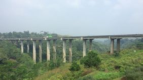 Sebanyak 17 mobil mengalami tabrakan beruntun di Tol Cipularang Km 92, Jawa Barat, pada Senin, 11 November 2024 sekitar pukul 15.40 WIB. Dalam video yang beredar, terlihat detik-detik kecelakaan mengerikan itu terjadi.