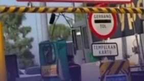 Truk tersebut tersangkut di pembatas.