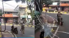 Seorang pengendara motor tidak dikenal melempari bus TransJakarta dengan batu di Jakarta Selatan, pelaku melarikan diri tanpa motif jelas.