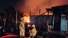 Kebakaran hebat melanda sebuah bangunan semi permanen (lapak) yang terletak di Jalan Pelabuhan Muara Baru, Kelurahan Penjaringan, Kecamatan Penjaringan, Jakarta Utara.