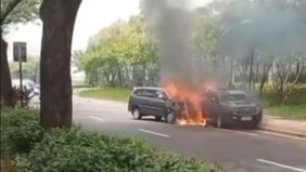 Telah terjadi kecelakaan lalu lintas antara dua mobil di Jalan Bumi Foresta BSD, Kabupaten Tangerang pada Kamis, 14 November 2024. Kecelakaan ini menyebabkan sebuah mobil Toyota Kijang Innova berwarna abu-abu terbakar setelah bertabrakan dengqn Avanz