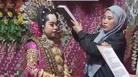 Seorang pengantin wanita mencuri perhatian netizen karena harus mengucapkan sumpah sebagai anggota Kelompok Penyelenggara Pemungutan Suara (KPPS) untuk Pilkada Serentak 2024 sebelum mengucapkan janji suci pernikahan.