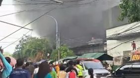 Kebakaran hebat melanda sebuah gudang penyimpanan wallpaper yang berlokasi di Jalan Muara Baru Ujung, Kecamatan Penjaringan, Jakarta Utara pada Jumat, 15 November 2024 siang.