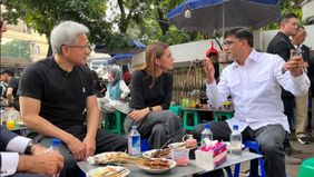 Jensen Huang, CEO Nvidia sekaligus menjadi salah satu orang terkaya di dunia, terlihat makan bersama Vikram Sinha, CEO Indosat Ooredoo Hutchison, di sebuah warung kaki lima di kawasan Blok M, Jakarta Selatan.