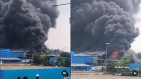 Sebuah gudang penyimpanan wallpaper yang berlokasi di Jalan Muara Baru Ujung, Kecamatan Penjaringan, Jakarta Utara, mengalami kebakaran pada Jumat siang, 15 November 2024.