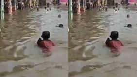 Nampak anak-anak berenang di banjir rob.