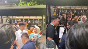 Petugas TransJakarta memeriksa barang bawaan penumpang di Halte Tanjung Duren akibat dugaan pencopetan.