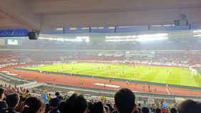 Pertandingan kualifikasi Piala Dunia 2026 antara Timnas Indonesia dan Jepang berlangsung di tengah hujan deras.