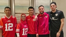 Pratama Arhan, pemain Timnas Indonesia, perkenalkan rekan setimnya, Justin Hubner dan Calvin Verdonk, kepada keluarganya.