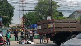 Tragis, pengendara motor tewas setelah terlindas truk di flyover Kranji, Bekasi.