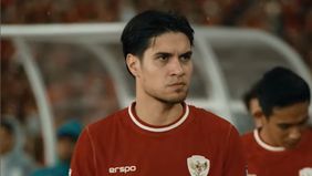 Kevin Diks, pemain naturalisasi terbaru yang bergabung dengan Timnas Indonesia, mencuri perhatian setelah momen emosionalnya menunggu rekan-rekan satu tim selesai latihan untuk berpamitan.