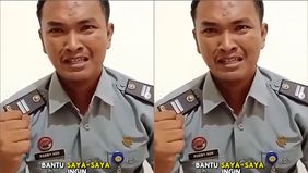 Petugas Lapas Tanjung Raja, Ogan Ilir, Sumatera Selatan, bernama Robby Adriansyah, menangis meminta keadilan setelah dirinya dimutasi akibat menyebarkan video sejumlah narapidana yang terlihat sedang berpesta dan bebas menggunakan ponsel di dalam pen