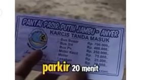 Seorang wisatawan mengeluhkan tarif masuk pantai Anyer dikarenakan menurut dia terlalu mahal.