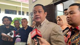 Tim kuasa hukum Tom Lembong menyerahkan bukti hasil audit yang dilakukan oleh Badan Pemeriksa Keuangan (BPK) dalam sidang gugatan praperadilan, yang mencakup proses penyerahan bukti terkait dengan kasus korupsi impor gula di Kementerian Perdagangan.