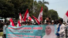 Himpunan Aktivis Pemuda Indonesia protes ke Kemenag RI tuntut penangkapan selebgram transgender Isa Zega yang berumroh.
