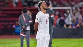 Yakob Sayuri, pemain Timnas Indonesia, meneteskan air mata di stadion ketika suporter menyanyikan lagu kebangsaan "Tanah Airku" setelah pertandingan melawan Arab Saudi.