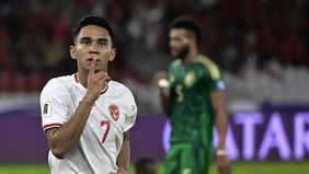 Pemain timnas Indonesia, Marselino Ferdinan, mengungkapkan makna di balik selebrasi golnya dengan menutup mulut menggunakan jari telunjuk saat pertandingan melawan Arab Saudi di Stadion Utama Gelora Bung Karno, Jakarta, pada Selasa.