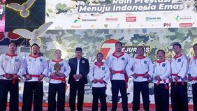 Menteri Pemuda dan Olahraga, Dito Ariotedjo, resmi membuka turnamen Pencak Silat Kejurnas Merpati Putih 2024 yang diselenggarakan di Padepokan Pencak Silat Taman Mini Indonesia Indah (TMII) Jakarta pada hari Rabu. Acara ini diadakan sebagai bentuk du