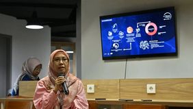 Peneliti dari Pusat Riset Kimia, Badan Riset dan Inovasi Nasional (BRIN), Deliana Dahnum, mengembangkan katalis berbasis Metal-Organic Frameworks (MOFs) untuk mengubah minyak kelapa menjadi bio-jet fuel, yaitu bahan bakar pesawat berbasis hayati.