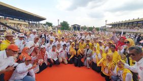 Para massa penuhi stadion Mahakam Depok.