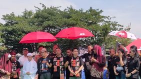 Calon Gubernur Jakarta nomor urut dua (2), Dharma Pongrekun, tiba di lokasi Kampanye Akbar di Lapangan Tabaci, Kalideres, Jakarta Barat, pada Sabtu 23 November 2024, sekitar pukul 09.24 WIB