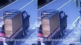 Terekam CCTV.