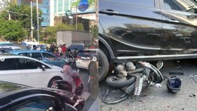 Sebuah truk tronton mengalami masalah pada sistem pengereman, sehingga menabrak delapan kendaraan di lampu merah Slipi, Jakarta Barat.