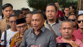 Calon gubernur Jakarta nomor urut 02, Dharma Pongrekun menyalurkan hak pilihnya di TPS 31 Lebak Bulus, Jakarta Selatan.