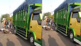 Truk tersebut melindas pemotor.