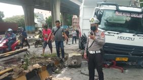 Sebuah kecelakaan tunggal yang melibatkan kendaraan truk terjadi di Jalan Yos Sudarso, tepatnya di sekitar Jembatan Mambo, Tanjung Priok.