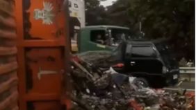 Truk sampah diduga milik Dinas Lingkungan Hidup Jakarta Timur alami kecelakaan tunggal, ganggu lalu lintas di Tol JORR.