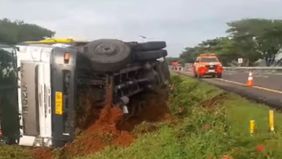 Truk besar terguling di Tol Cipali karena dugaan pengemudi yang mengantuk dan kehilangan kendali atas kendaraannya.