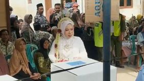  Momen unik terjadi saat seorang pengantin wanita menyempatkan diri untuk mencoblos di Pemilihan Kepala Daerah (Pilkada) 2024.