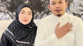 Shella Saukia dan suaminya akhirnya muncul ke publik, dan melakukan permintaan maaf usai dituding jadi donatur Isa Zega umrah.