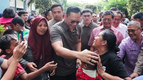 Menteri Koordinator Infrastruktur dan Pembangunan Kewilayahan Agus Harimurti Yudhoyono (Menko AHY) menyerahkan kunci rumah susun secara simbolis kepada warga penghuni kolong tol Jalan Inspeksi Kanal Barat (Jelambar Baru) di Rumah Susun Rawa Buaya, Ja