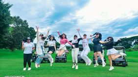 Mereka main golf di Sentul bersama artis dan pengusaha.