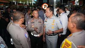 Kakorlantas Polri Irjen Pol Aan Suhanan bersama Dirut PT. Jasa Raharja dan Tim Survei kembali melanjutkan pengecekan di Pelabuhan PT ASDP Indonesia Ferry Cabang Ketapang, Banyuwangi, menjelang libur Natal dan Tahun Baru (Nataru).
