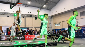 Atraksi spektakuler IBL Stars x Dunking Devils menghipnotis pengunjung pada Hari kedua acara It’s His/Her Day 2024 di Jakarta.