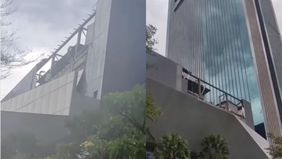 Angin kencang di Kawasan Kemayoran, Jakarta Pusat, merusak atap gedung dan mengganggu lalu lintas namun tidak menimbulkan korban jiwa.